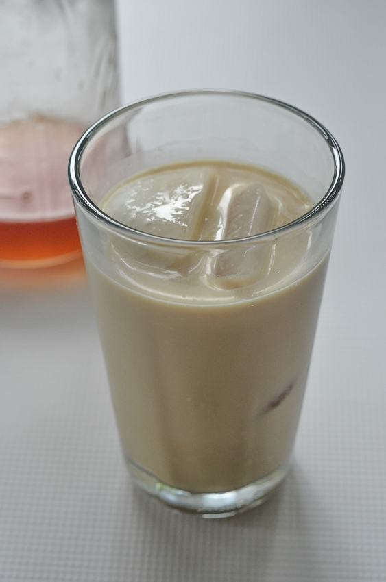 An incredibly simple and tasty drink, this iced vanilla chai latte is perfect for a hot day! Ketogenic, low-carb, bulletproof, Paleo, dairy-free, sugar-free. 