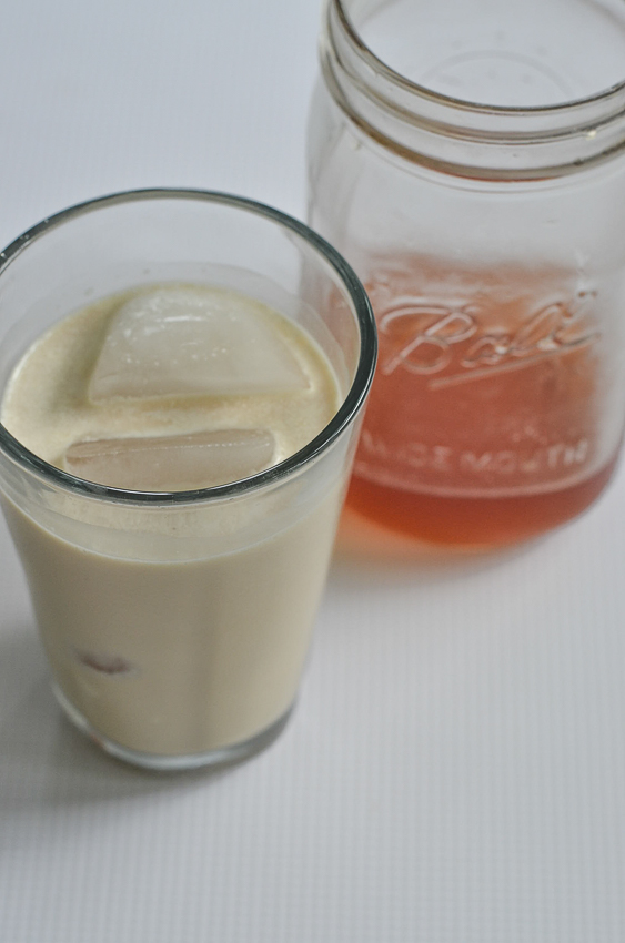 An incredibly simple and tasty drink, this iced vanilla chai latte is perfect for a hot day! Ketogenic, low-carb, bulletproof, Paleo, dairy-free, sugar-free. 