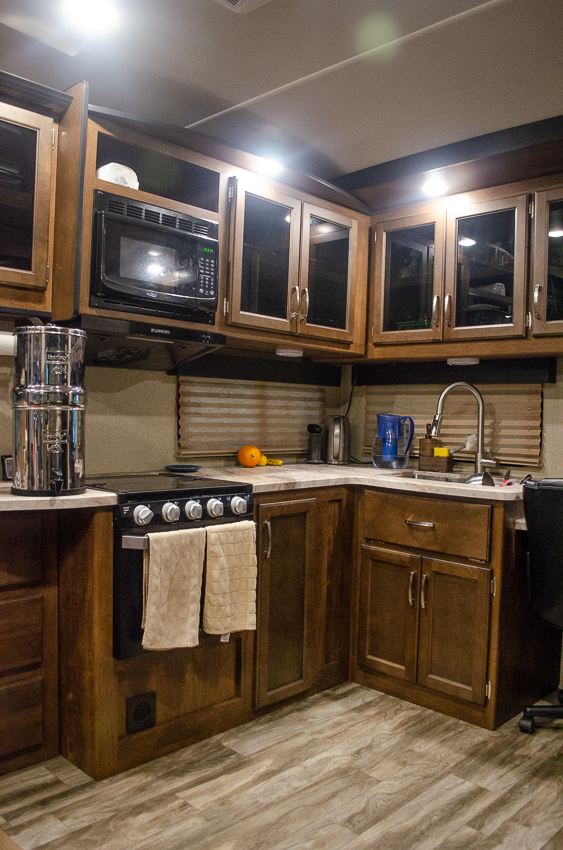 I live full-time in an RV and follow a minimalist, non-toxic, Paleo-style life. Here are my kitchen essentials, as well as some tips and tricks on maintaining a healthy and low-waste kitchen!