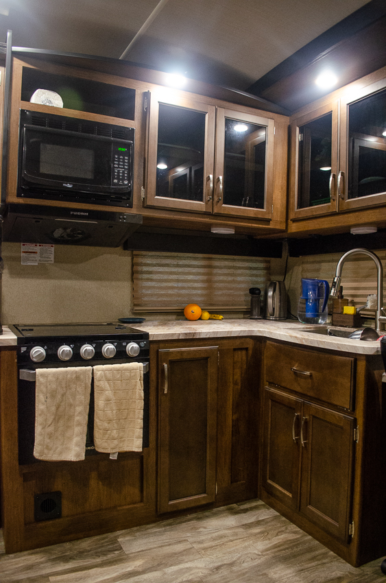 I live full-time in an RV and follow a minimalist, non-toxic, Paleo-style life. Here are my kitchen essentials, as well as some tips and tricks on maintaining a healthy and low-waste kitchen!