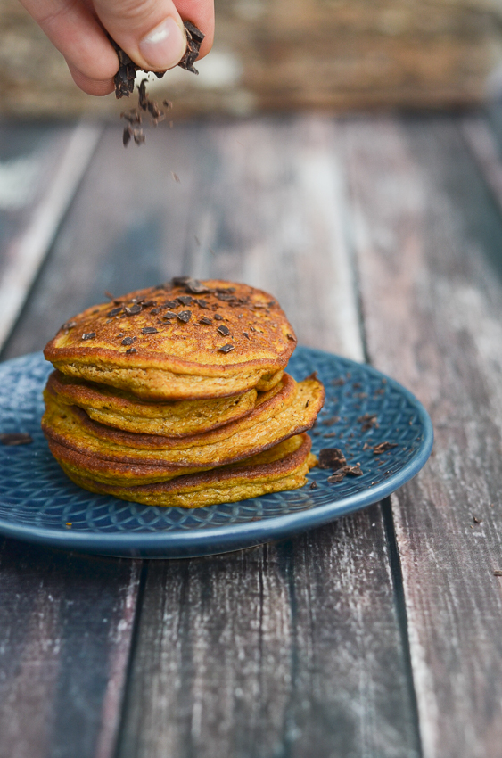 These super fluffy and flavorful gluten-free pumpkin pancakes are incredibly delicious and healthy! The perfect autumn breakfast for a cozy weekend. Gluten-free, grain-free, vegetarian, Paleo, low-carb, ketogenic, sugar-free, dairy-free. 