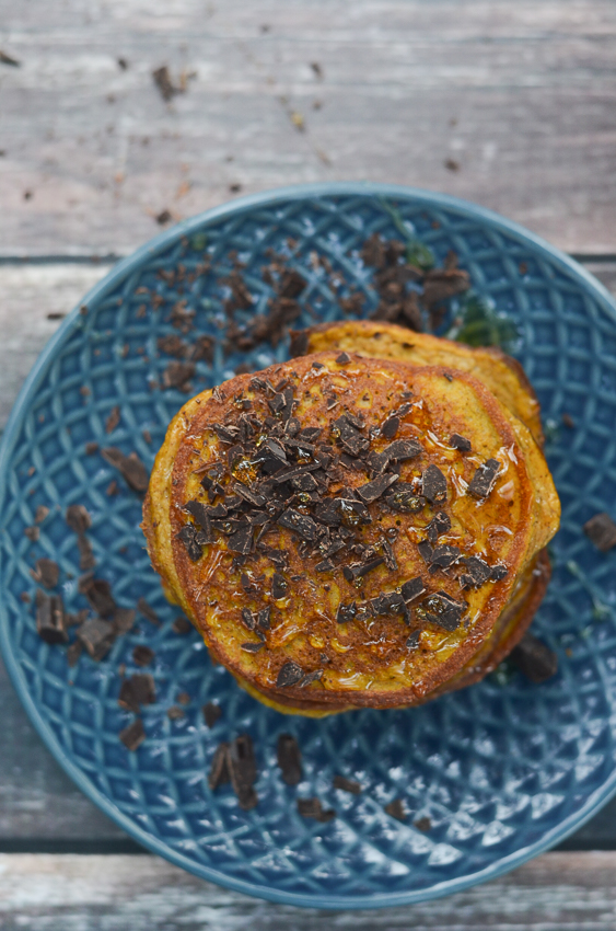 These super fluffy and flavorful gluten-free pumpkin pancakes are incredibly delicious and healthy! The perfect autumn breakfast for a cozy weekend. Gluten-free, grain-free, vegetarian, Paleo, low-carb, ketogenic, sugar-free, dairy-free. 