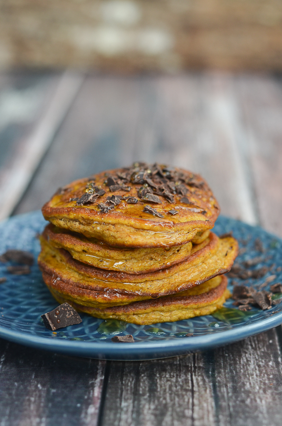 These super fluffy and flavorful gluten-free pumpkin pancakes are incredibly delicious and healthy! The perfect autumn breakfast for a cozy weekend. Gluten-free, grain-free, vegetarian, Paleo, low-carb, ketogenic, sugar-free, dairy-free. 