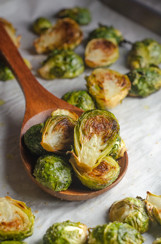 Are you in the camp of Brussels sprouts lover? You will definitely love these crispy Brussels sprouts! Keto, vegan, low-carb, Whole30. 