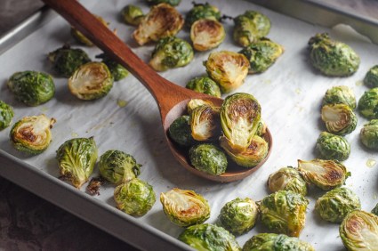 Are you in the camp of Brussels sprouts lover? You will definitely love these crispy Brussels sprouts! Keto, vegan, low-carb, Whole30.