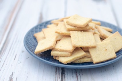 Are you in need of a super-crunchy, salty snack that is both keto and dairy-free? These crispy keto butter crackers are also Paleo, gluten-free, grain-free and low-carb.