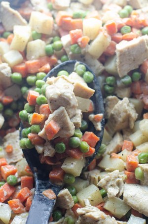 This tasty crustless chicken pot pie is super easy to make, and will be on the table within 30 minutes! Flavorful and comforting, the entire family will love it! Paleo, Whole30, dairy-free, nut-free.