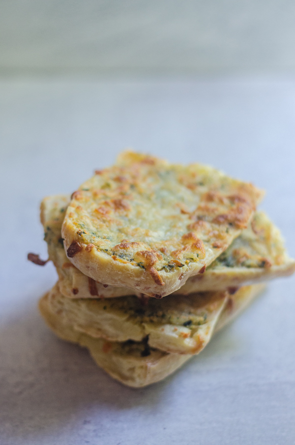 This grain-free cheesy garlic bread is so delicious that everyone will ask for seconds! Crunchy, cheesy and filled with ooey-gooey roasted garlic. 