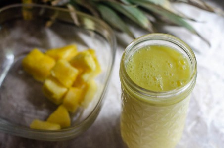 In the mood for a tropical treat? This piña colada mocktail is a super tasty non-alcoholic drink. Paleo, vegan, refined sugar-free.