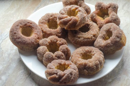 In need of a sweet, sugary treat? These low-carb cinnamon sugar donuts are the perfect breakfast. Prep ahead and enjoy all week long on busy mornings! Keto, low-carb, Paleo, gluten-free.