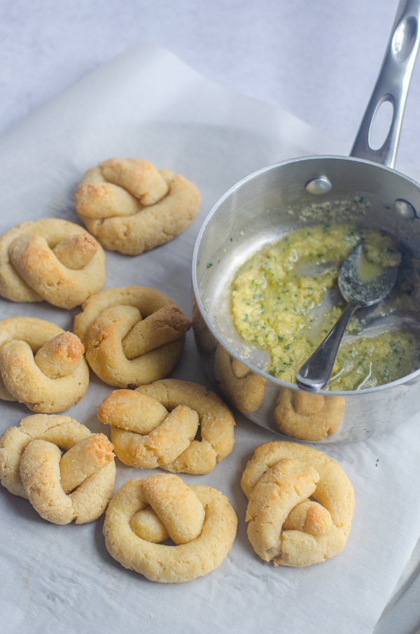 In love with Italian food while eating keto? These low-carb garlic knots will satisfy your cravings! Gluten-free, grain-free, dairy-free.