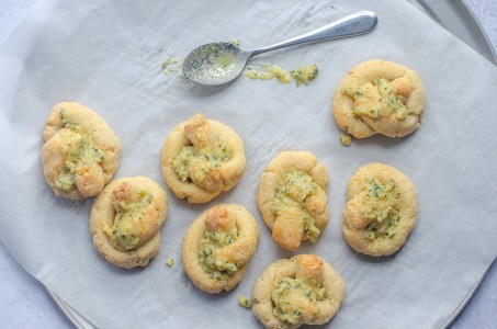 In love with Italian food while eating keto? These low-carb garlic knots will satisfy your cravings! Gluten-free, grain-free, dairy-free.