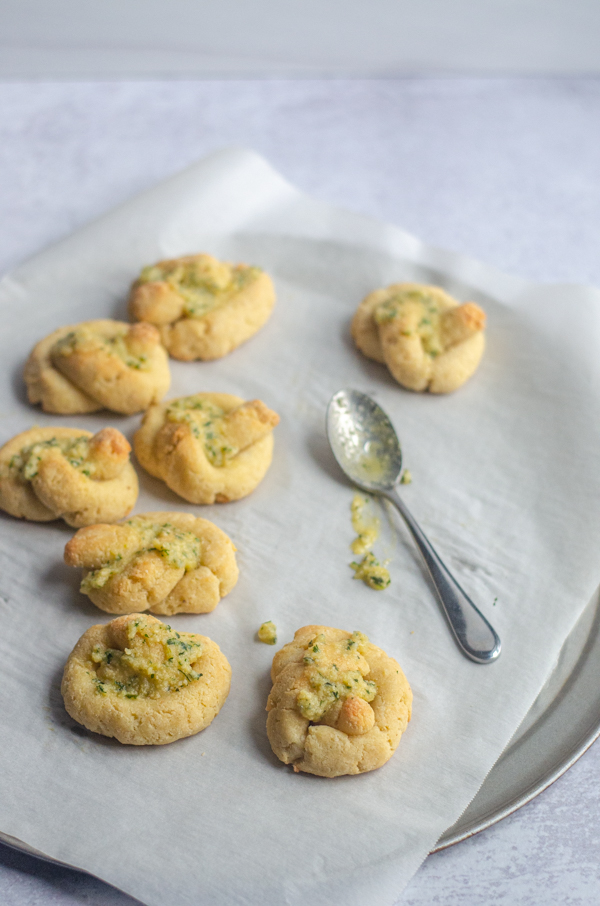 In love with Italian food while eating keto? These low-carb garlic knots will satisfy your cravings! Gluten-free, grain-free, dairy-free.