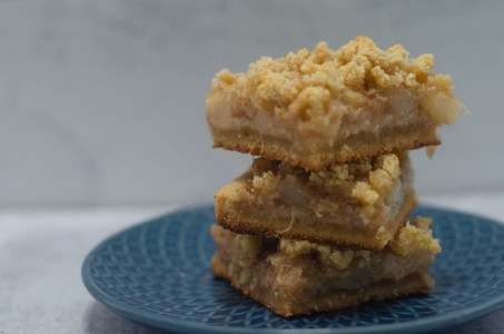 These paleo peach bars are a delicious summer treat. They have a delicious shortbread crust, and are sweetened with maple syrup and coconut sugar. Gluten-free, dairy-free.