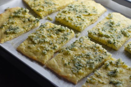 Looking for some super low-carb bread to accompany any meal? This Parmesan garlic flatbread is delicious and less than 1 net carb per slice! Keto, gluten-free, grain-free, primal. ﻿